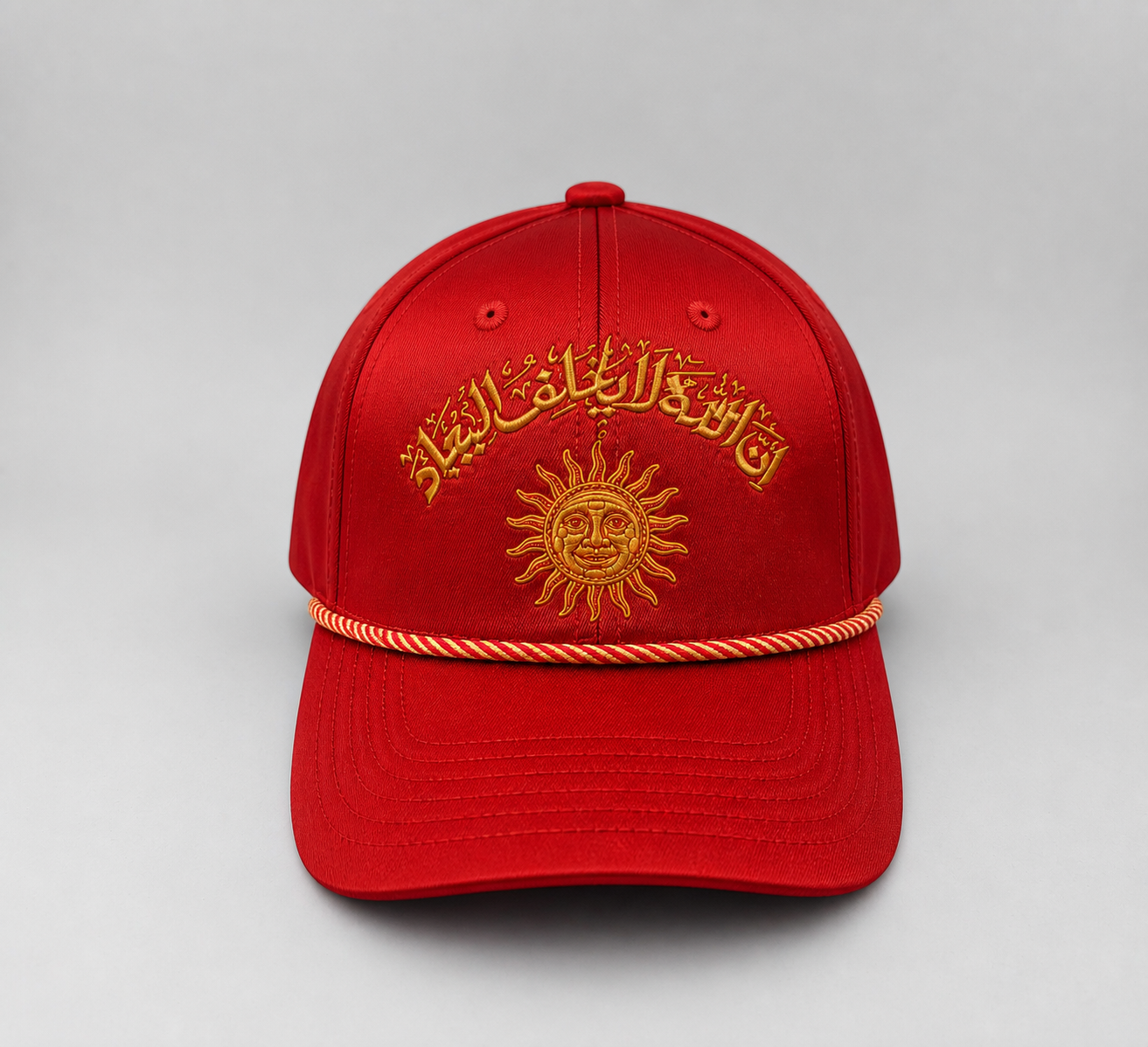 Casquette rouge satinée brodée d'un soleil doré et d'une calligraphie arabe en arc