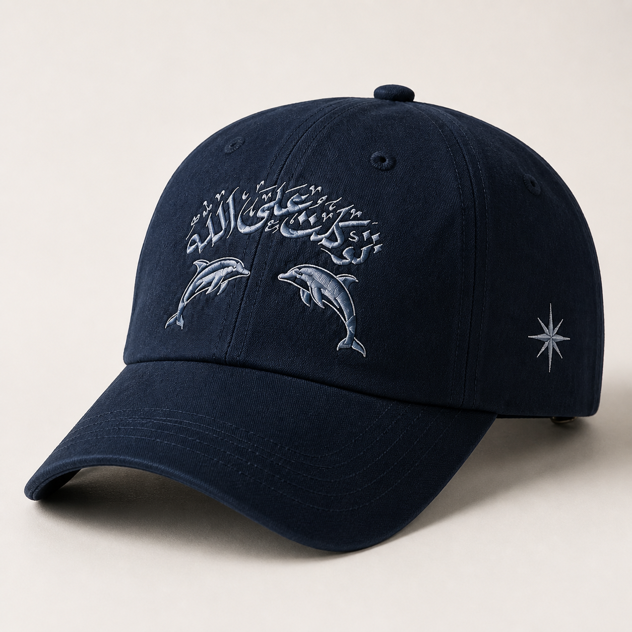 Casquette en coton bleu nuit brodée de deux dauphins argentés et de calligraphie arabe, vue de face