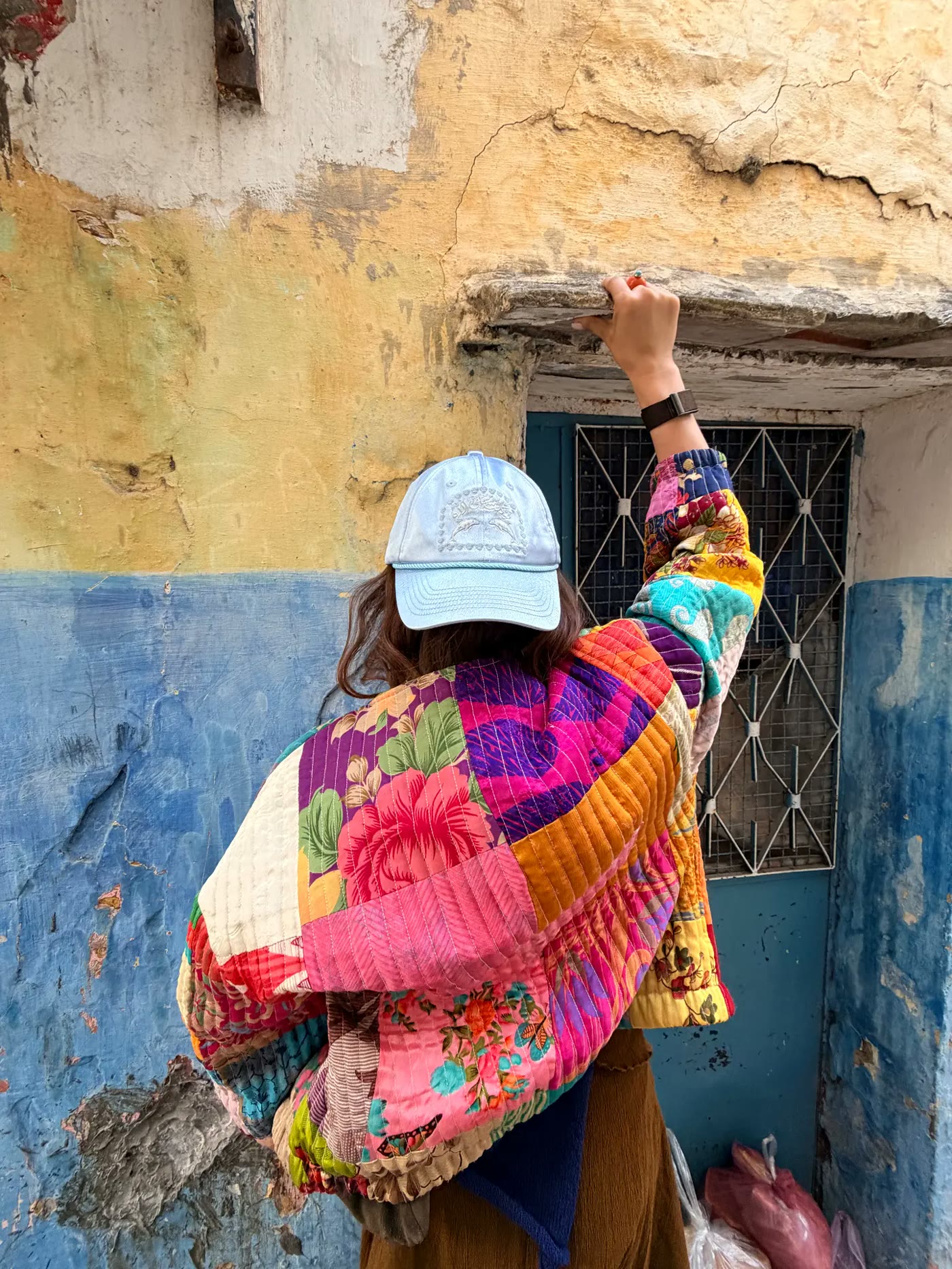 Casquette dauphins portée dans une ruelle de la médina