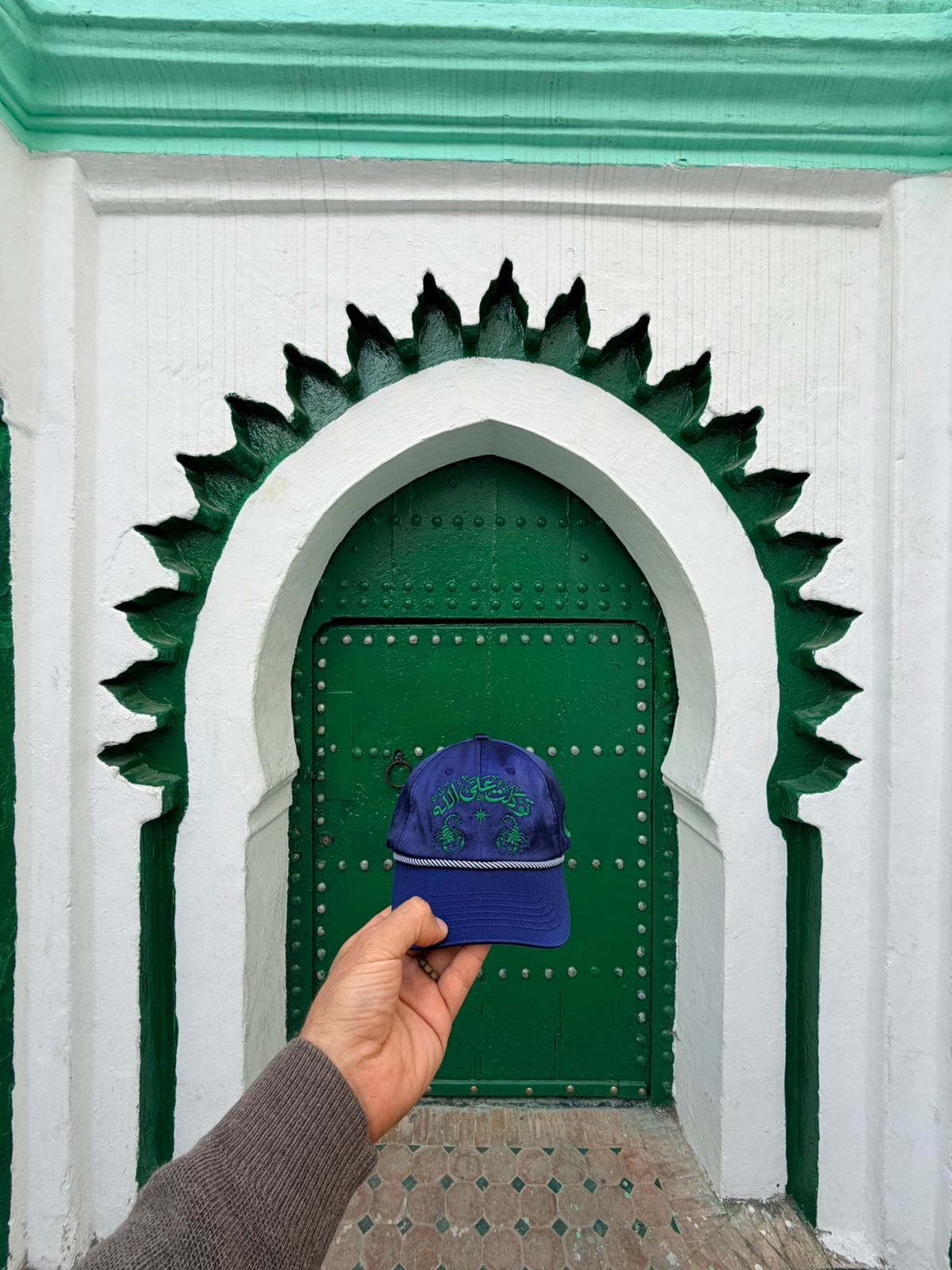 Casquette bleu nuit satinée brodée de deux scorpions verts, d'une étoile et de calligraphie arabe