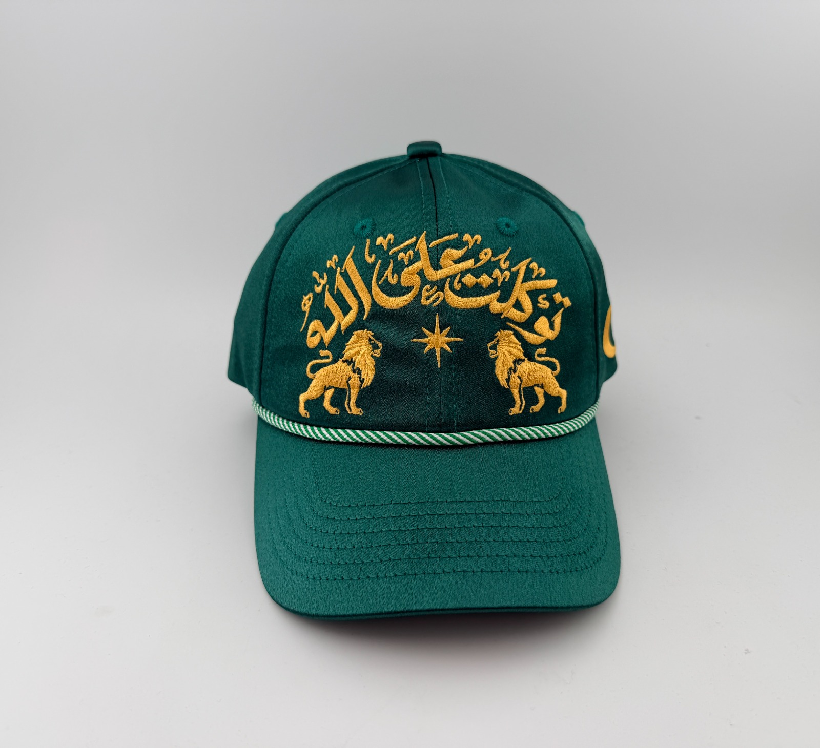 Casquette verte brodée d'un lion doré, vue de face