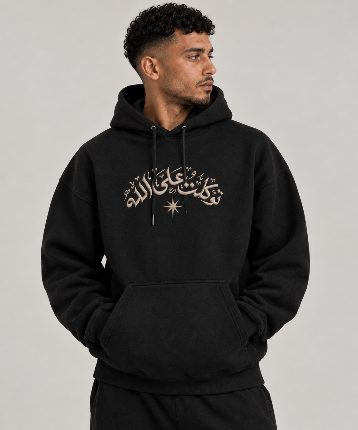 Sweat à capuche noir oversize, calligraphie arabe brodée en arc sur la poitrine avec l'étoile à huit branches