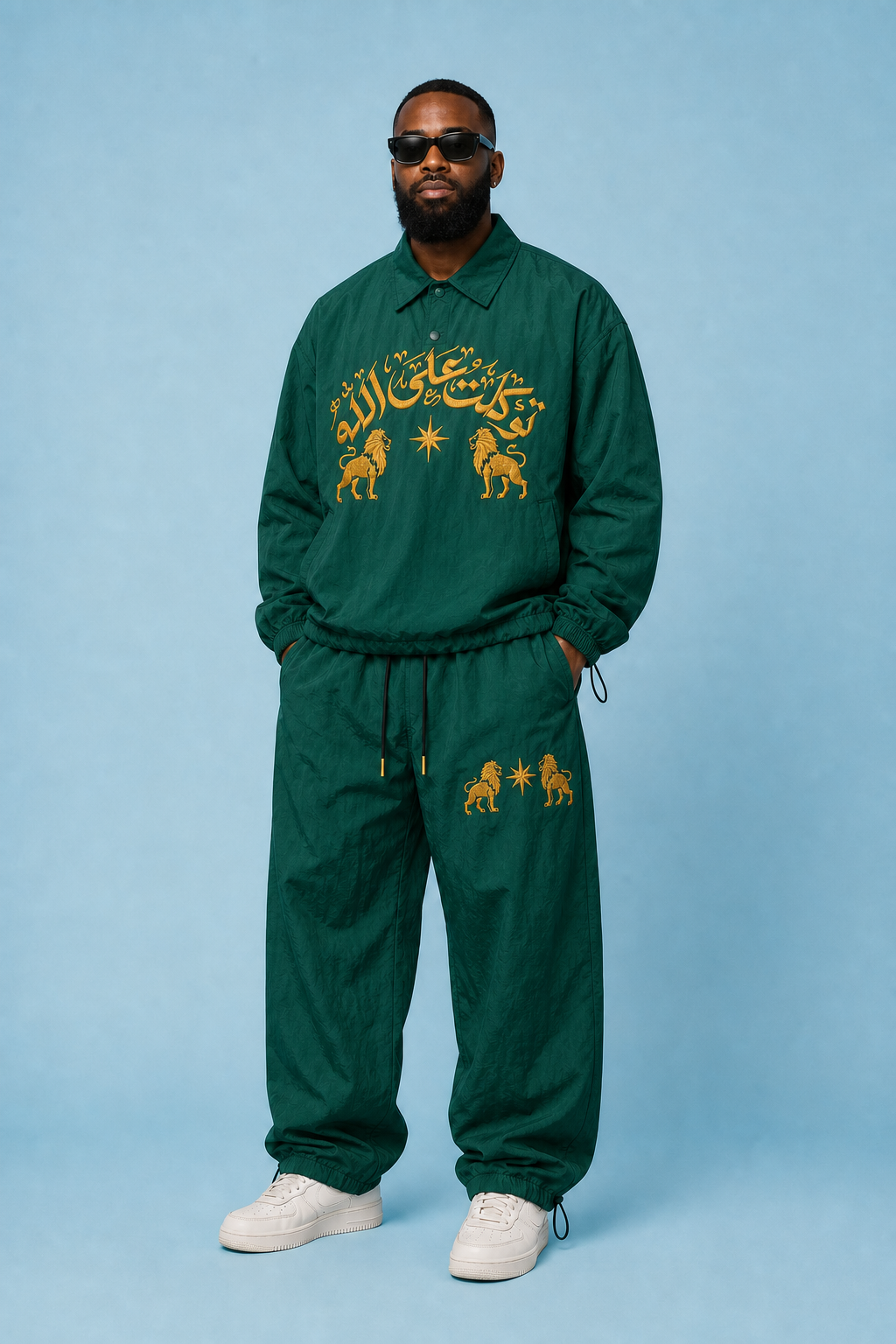 Ensemble survêtement vert profond brodé de lions dorés et de calligraphie arabe, porté en studio