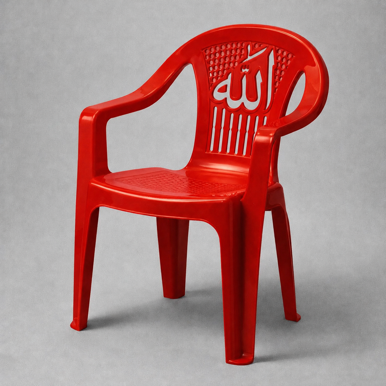 Chaise en plastique rouge moulée du nom d'Allah en calligraphie arabe